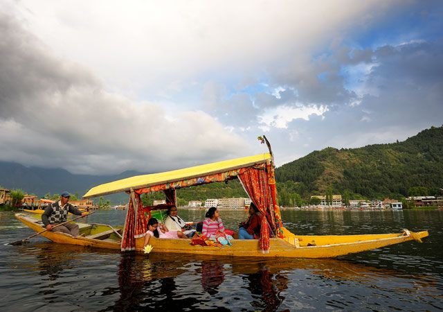 Shikara-Ride-Srinagar-Kashmir